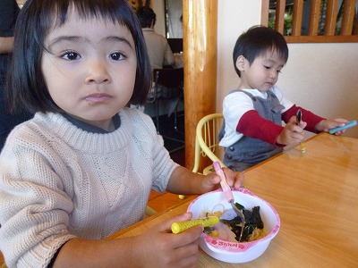 弟と食事。両手で食するインドネシアンスタイル